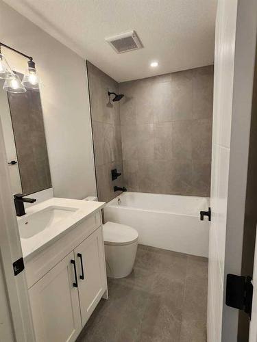 689 Murifield Crescent, Lyalta, AB - Indoor Photo Showing Bathroom