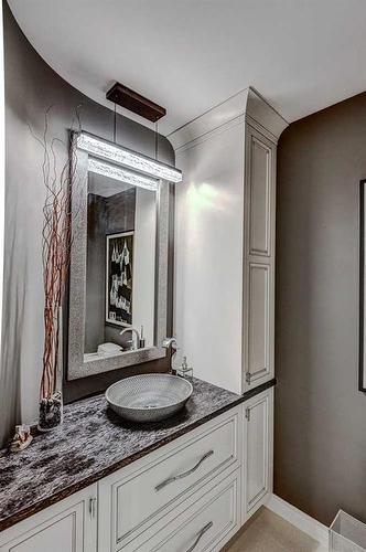 32 Patterson Crescent Sw, Calgary, AB - Indoor Photo Showing Bathroom
