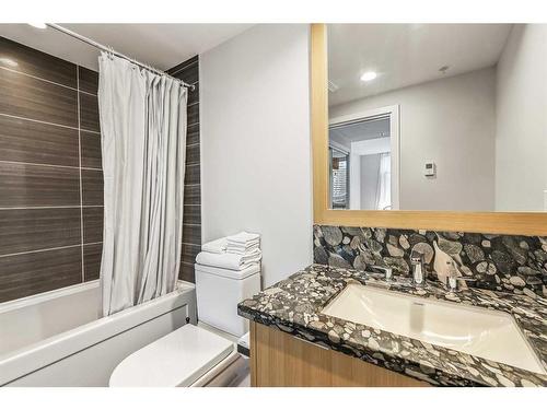 205-560 6 Avenue Se, Calgary, AB - Indoor Photo Showing Bathroom