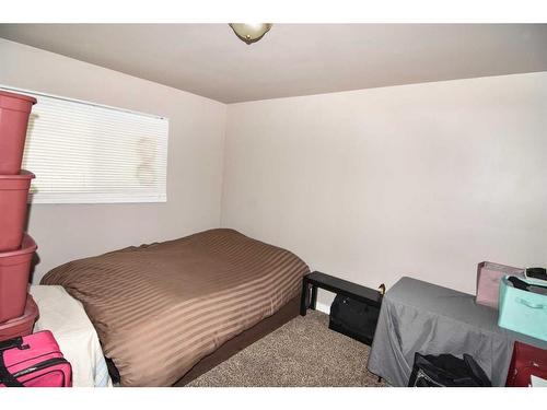 1235 19 Street Ne, Calgary, AB - Indoor Photo Showing Bedroom