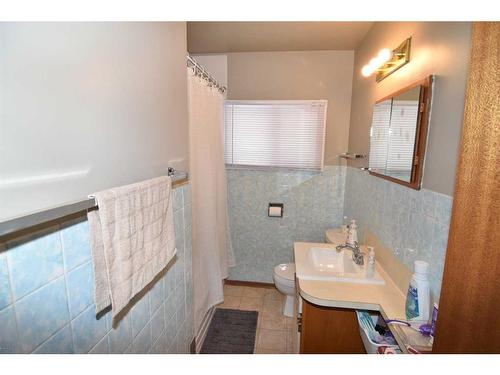 1235 19 Street Ne, Calgary, AB - Indoor Photo Showing Bathroom