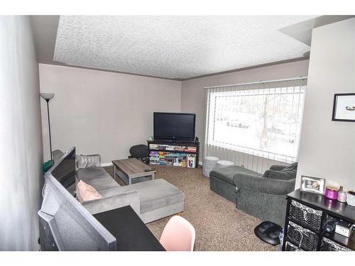 1235 19 Street Ne, Calgary, AB - Indoor Photo Showing Living Room