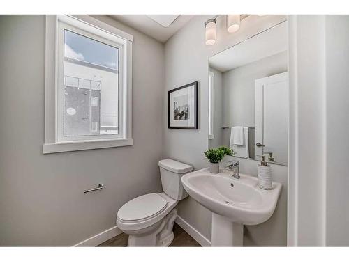 408 Shawnee Square Sw, Calgary, AB - Indoor Photo Showing Bathroom