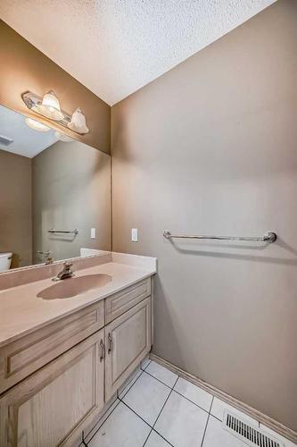 622 Mckenzie Lake Bay Se, Calgary, AB - Indoor Photo Showing Bathroom