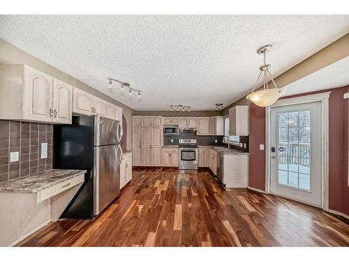 622 Mckenzie Lake Bay Se, Calgary, AB - Indoor Photo Showing Kitchen