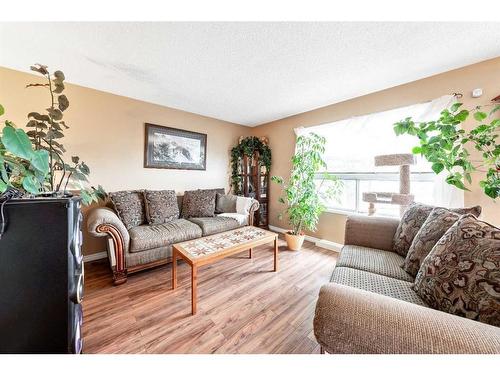 42 Sundance Place Se, Airdrie, AB - Indoor Photo Showing Living Room