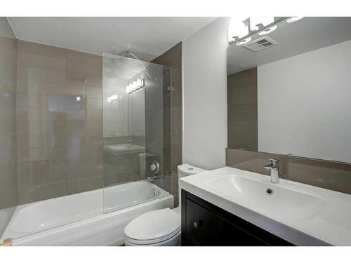304-2130 17 Street Sw, Calgary, AB - Indoor Photo Showing Bathroom