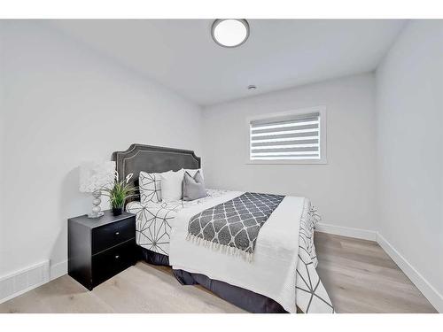 115 Edgepark Boulevard Nw, Calgary, AB - Indoor Photo Showing Bedroom