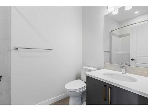 110-595 Mahogany Road Se, Calgary, AB - Indoor Photo Showing Bathroom