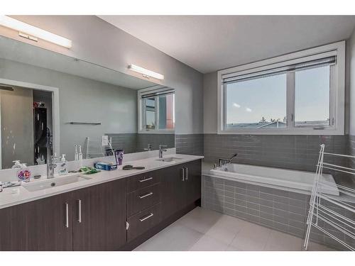 302-1734 11 Avenue Sw, Calgary, AB - Indoor Photo Showing Bathroom
