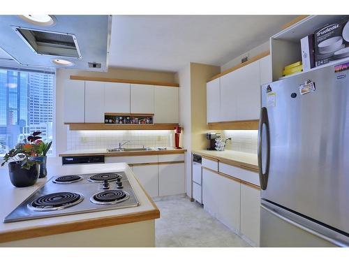 602A-500 Eau Claire Avenue Sw, Calgary, AB - Indoor Photo Showing Kitchen With Double Sink