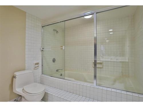 602A-500 Eau Claire Avenue Sw, Calgary, AB - Indoor Photo Showing Bathroom