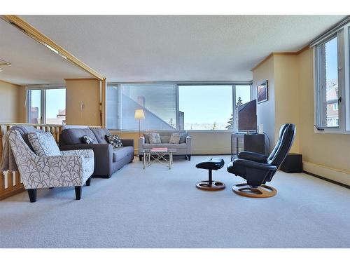 602A-500 Eau Claire Avenue Sw, Calgary, AB - Indoor Photo Showing Living Room