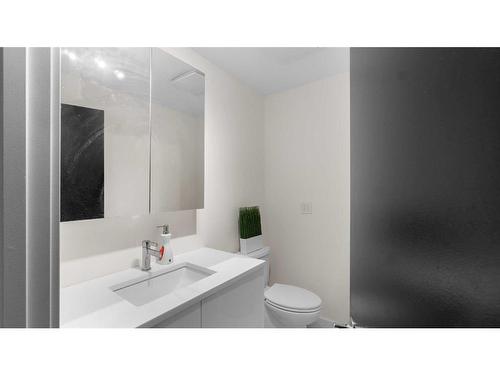 805 Prospect Avenue Sw, Calgary, AB - Indoor Photo Showing Bathroom