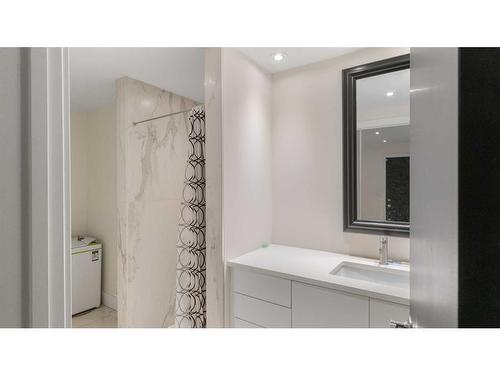 805 Prospect Avenue Sw, Calgary, AB - Indoor Photo Showing Bathroom