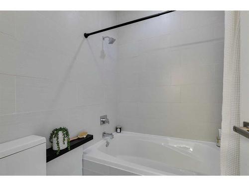 856 Bridge Crescent Ne, Calgary, AB - Indoor Photo Showing Bathroom