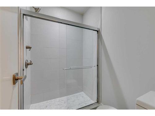 856 Bridge Crescent Ne, Calgary, AB - Indoor Photo Showing Bathroom
