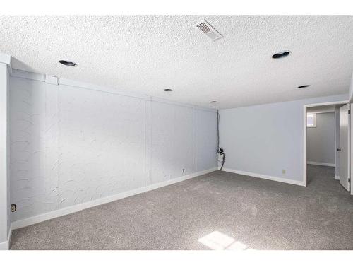 8016 33 Avenue Nw, Calgary, AB - Indoor Photo Showing Other Room