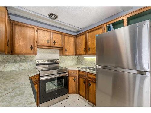 8016 33 Avenue Nw, Calgary, AB - Indoor Photo Showing Kitchen With Double Sink