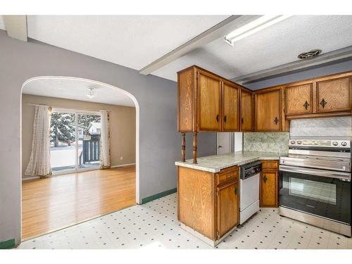 8016 33 Avenue Nw, Calgary, AB - Indoor Photo Showing Kitchen