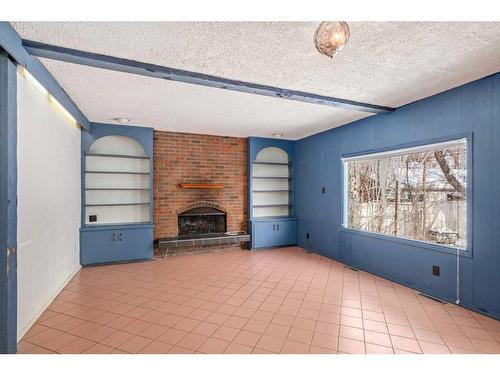 8016 33 Avenue Nw, Calgary, AB - Indoor With Fireplace