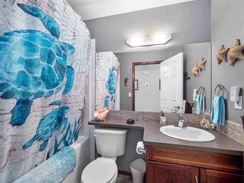 4 Hillman Way, Sylvan Lake, AB - Indoor Photo Showing Bathroom