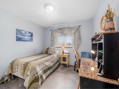 4 Hillman Way, Sylvan Lake, AB - Indoor Photo Showing Bedroom