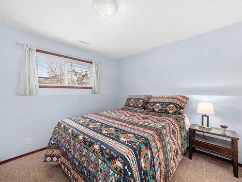 4 Hillman Way, Sylvan Lake, AB - Indoor Photo Showing Bedroom