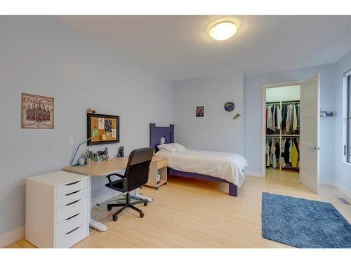 1010 39 Avenue Sw, Calgary, AB - Indoor Photo Showing Bedroom