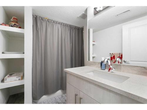 122 Saddleland Crescent Ne, Calgary, AB - Indoor Photo Showing Bathroom
