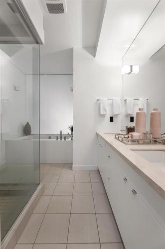515 21 Avenue Sw, Calgary, AB - Indoor Photo Showing Bathroom