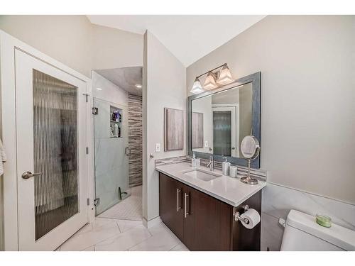 2626 1 Avenue Nw, Calgary, AB - Indoor Photo Showing Bathroom