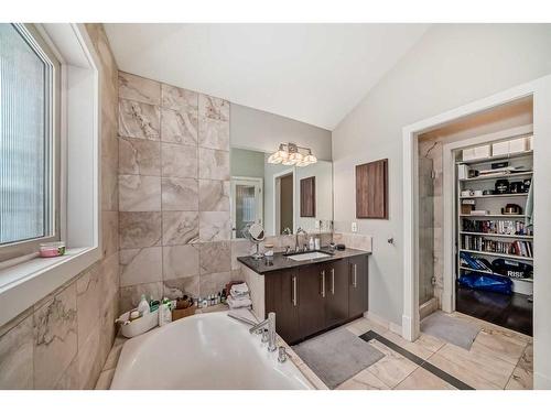 2626 1 Avenue Nw, Calgary, AB - Indoor Photo Showing Bathroom