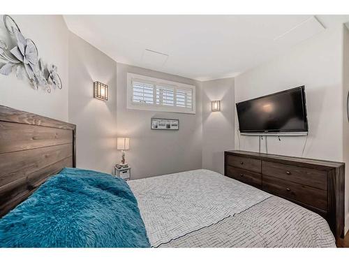 2626 1 Avenue Nw, Calgary, AB - Indoor Photo Showing Bedroom