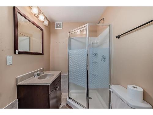 51 Saddlecrest Close Ne, Calgary, AB - Indoor Photo Showing Bathroom