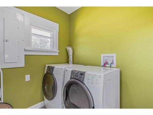 433 7A Street Ne, Calgary, AB - Indoor Photo Showing Laundry Room