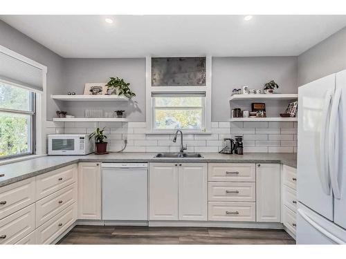 433 7A Street Ne, Calgary, AB - Indoor Photo Showing Kitchen With Double Sink