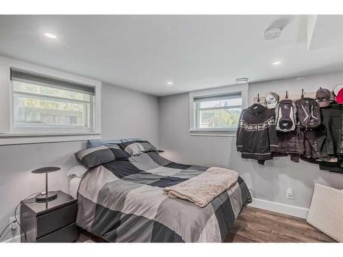 433 7A Street Ne, Calgary, AB - Indoor Photo Showing Bedroom