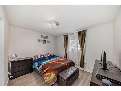 23 Sanderling Rise Nw, Calgary, AB - Indoor Photo Showing Bedroom