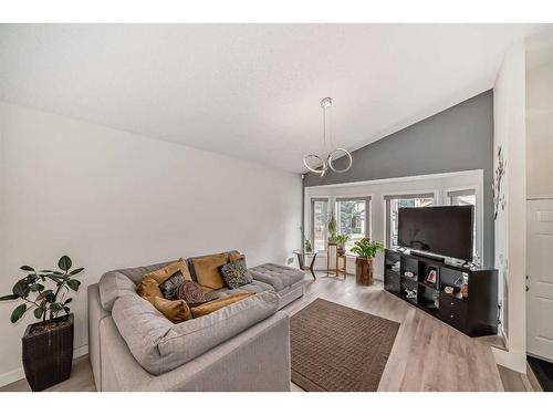 23 Sanderling Rise Nw, Calgary, AB - Indoor Photo Showing Living Room