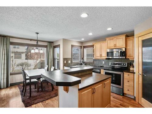 84 Everbrook Drive Sw, Calgary, AB - Indoor Photo Showing Kitchen