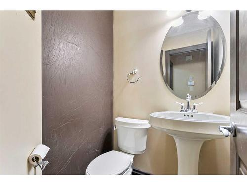 84 Everbrook Drive Sw, Calgary, AB - Indoor Photo Showing Bathroom