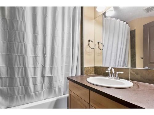 84 Everbrook Drive Sw, Calgary, AB - Indoor Photo Showing Bathroom