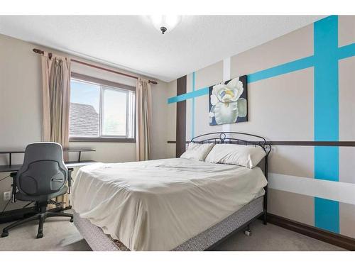 84 Everbrook Drive Sw, Calgary, AB - Indoor Photo Showing Bedroom