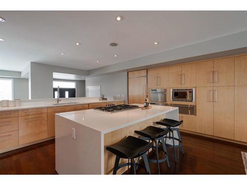 211 33 Avenue Sw, Calgary, AB - Indoor Photo Showing Kitchen With Upgraded Kitchen