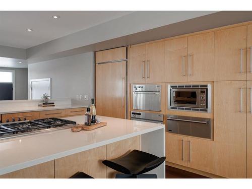 211 33 Avenue Sw, Calgary, AB - Indoor Photo Showing Kitchen