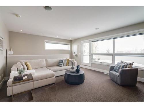 211 33 Avenue Sw, Calgary, AB - Indoor Photo Showing Living Room