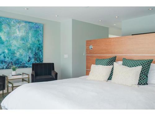 211 33 Avenue Sw, Calgary, AB - Indoor Photo Showing Bedroom