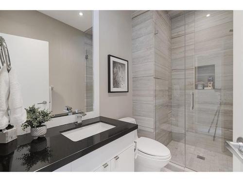 211 33 Avenue Sw, Calgary, AB - Indoor Photo Showing Bathroom