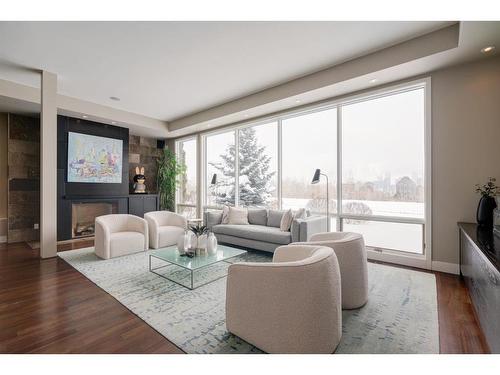 211 33 Avenue Sw, Calgary, AB - Indoor Photo Showing Living Room